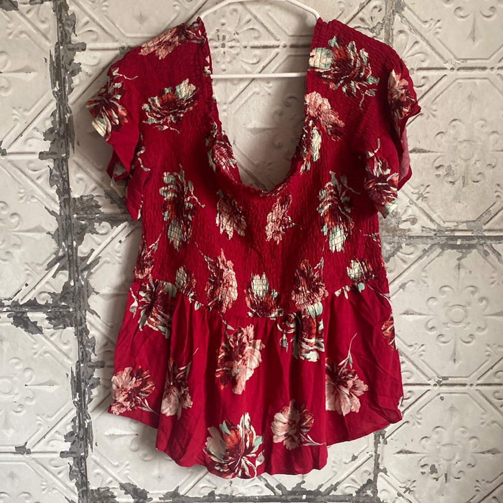 ✨️Closet Cleanout✨️ Red Floral Short Sleeve Smocked Peplum Top